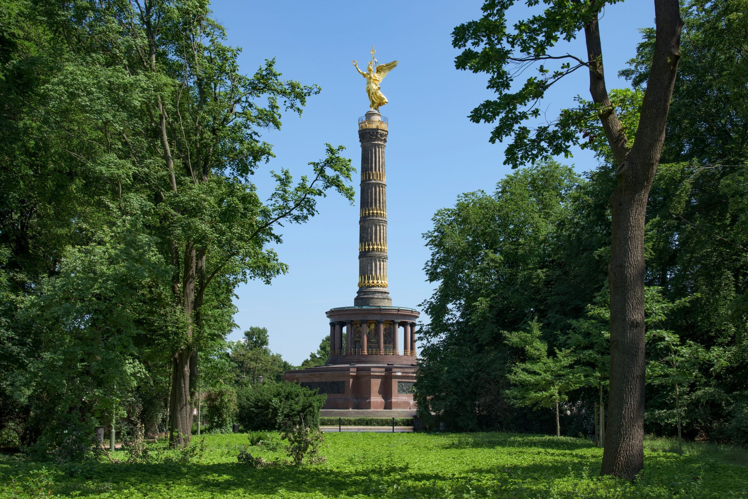 Siegessäule Denkmal im Berliner Tiergarten frontal zwischen grünen Bäumen