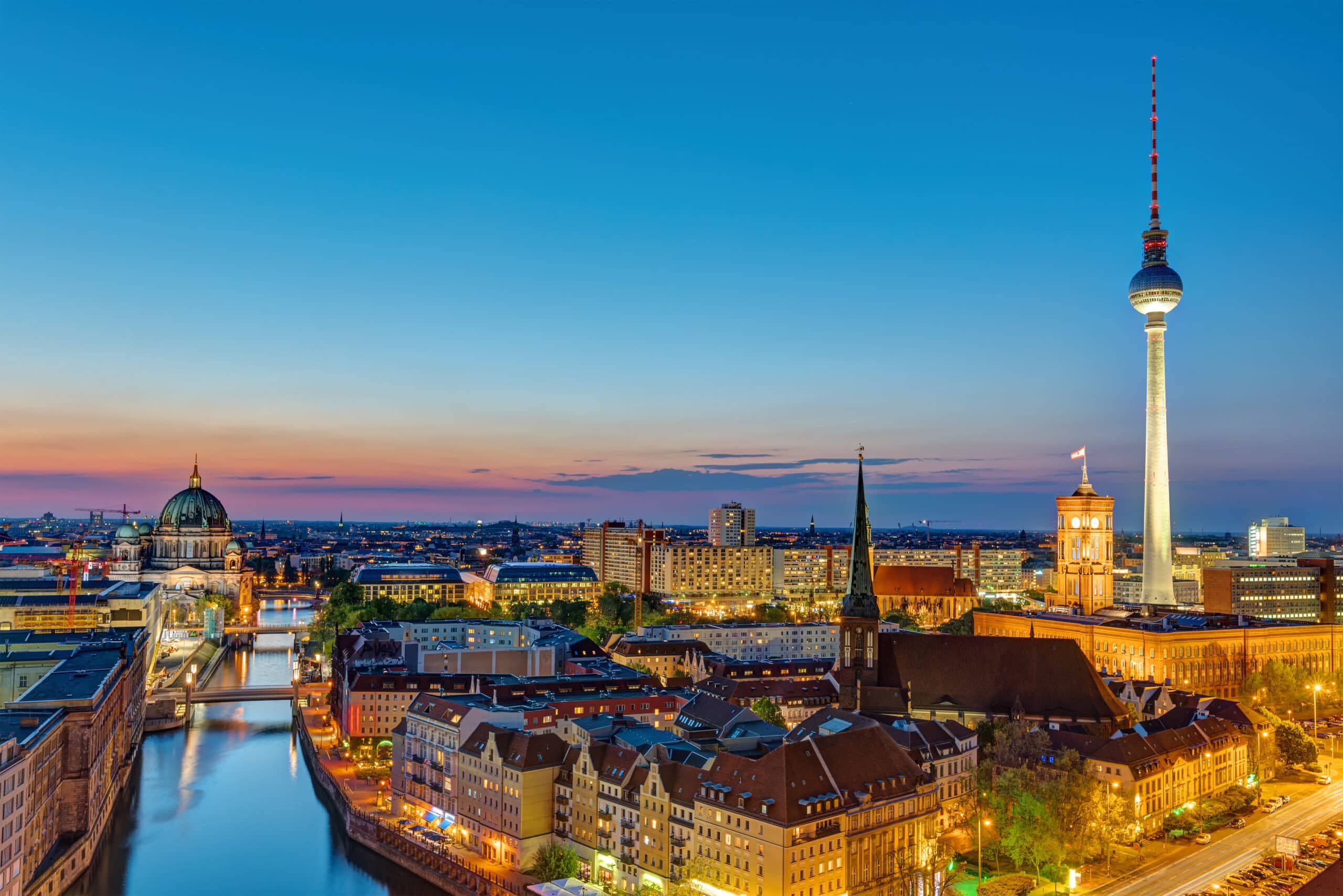 Luftaufnahme des Berliner Stadtzentrums bei Abenddämmerung mit Spree, Berliner Dom und Fernsehturm im Blick