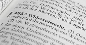 Nahaufnahme eines aufgeschlagenen Jurabuchs mit hervorgehobenem Abschnitt Widerrufsrecht und Paragraphenangaben