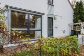 Erker und Hauseingang - Modernisiertes Reiheneckhaus in ruhiger Wohnlage