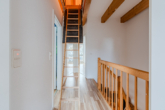 Aufgang Spitzboden - Modernisiertes Reiheneckhaus in ruhiger Wohnlage