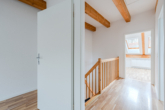 Flur OG - Blick Richtung Schlafzimmer - Modernisiertes Reiheneckhaus in ruhiger Wohnlage